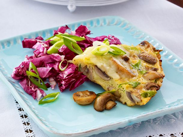 Pilz-Frittata mit Bergkäse und Radicchio Rezept Pilz-Frittata mit Bergkäse und Radicchio Rezept