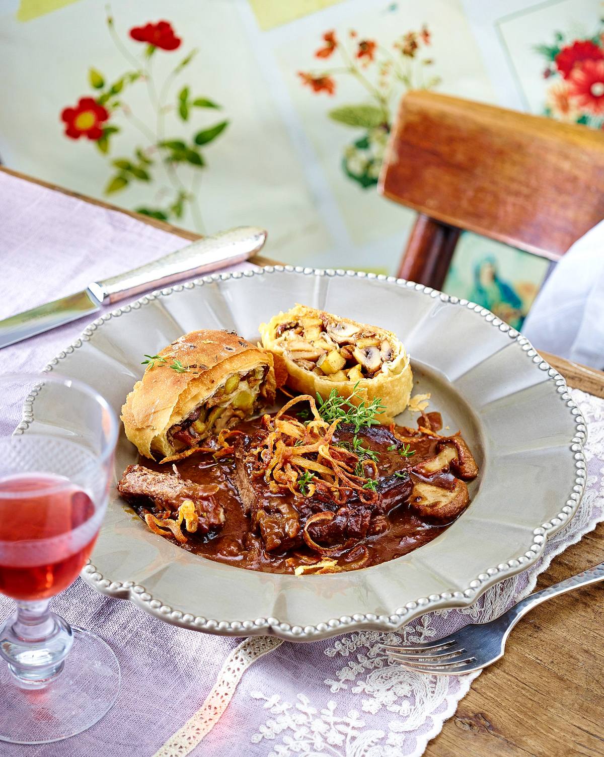 Pilz-Kartoffel-Strudel zu Zwiebelrostbraten in Hagebuttensoße Rezept