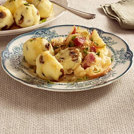 Pilz-Kartoffelklöße auf Kassler-Sauerkraut Rezept