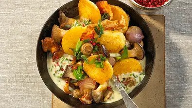 Pilz-Knödelpfanne in Schnittlauchrahm Rezept - Foto: LECKER @ Bauer Media Group
