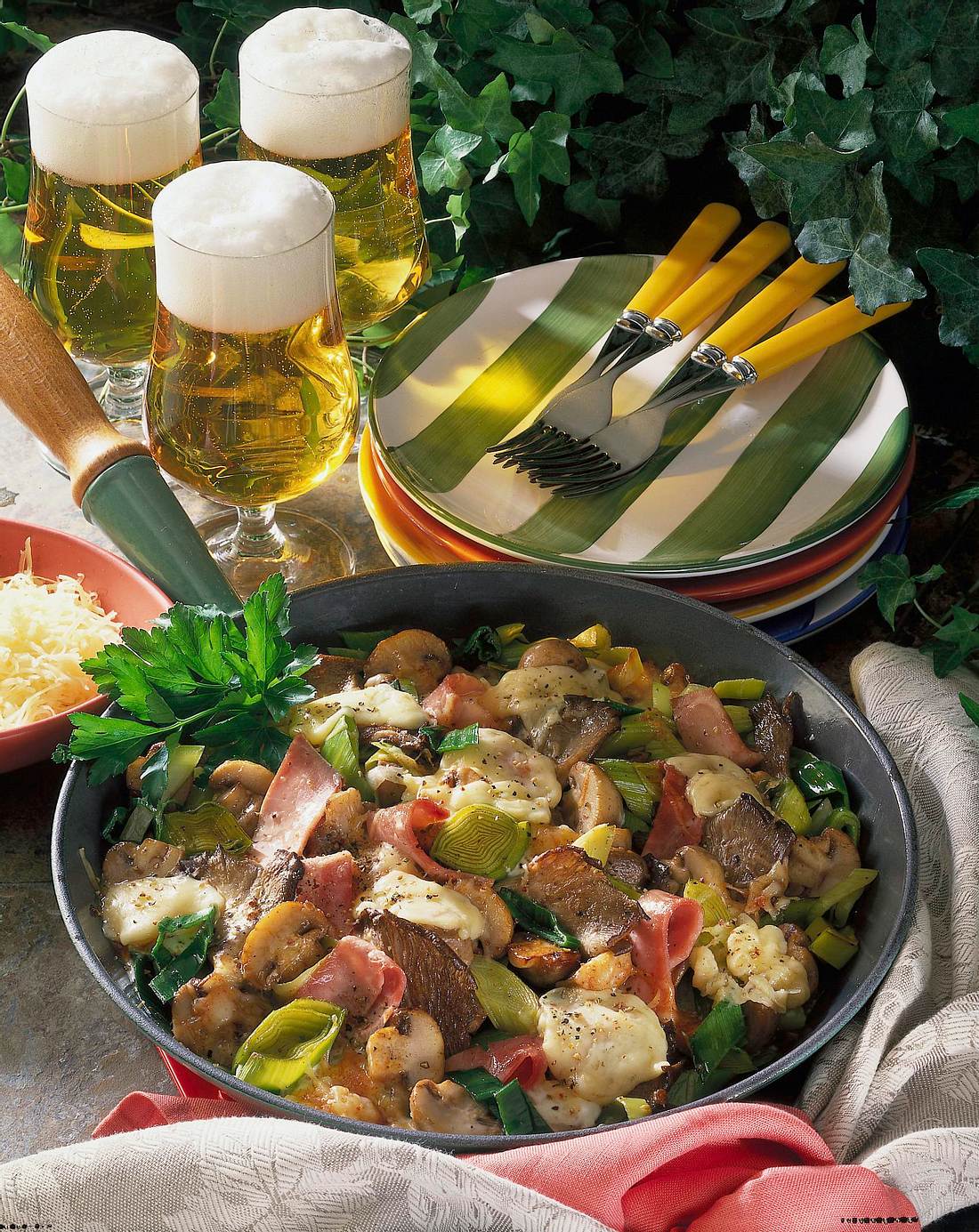 Pilz-Pfanne mit Porree und Käse Rezept | LECKER