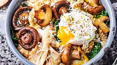 Pilz-Quinoasotto mit einem pochierten Ei in einer blauen Schüssel - Foto: LECKER @ Bauer Media Group Pilz-Quinoasotto mit einem pochierten Ei in einer blauen Schüssel - Foto: LECKER @ Bauer Media Group
