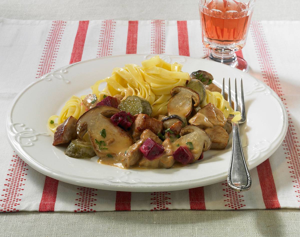 Pilz-Ragout Stroganoff Art auf Bandnudeln Rezept