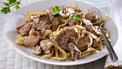 Pilz-Rahm-Gulasch mit Spätzle Rezept - Foto: LECKER @ Bauer Media Group
