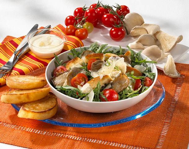 Pilz-Tomaten-Salat mit Rauke, Parmesan und geröstetem Brot Rezept Pilz-Tomaten-Salat mit Rauke, Parmesan und geröstetem Brot Rezept