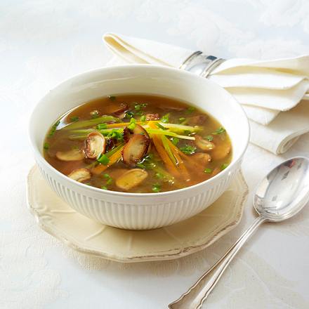 Pilzbouillon mit Schnittlauch Rezept Pilzbouillon mit Schnittlauch Rezept