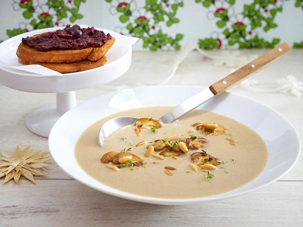 Pilzcremesuppe mit Tapenaden-Rösti Rezept Pilzcremesuppe mit Tapenaden-Rösti Rezept
