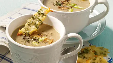 Pilzcremesuppe mit Thymian-Parmesan-Chips Rezept - Foto: LECKER @ Bauer Media Group