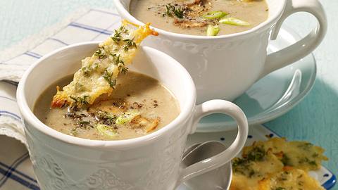 Pilzcremesuppe mit Thymian-Parmesan-Chips Rezept - Foto: House of Food / Bauer Food Experts KG