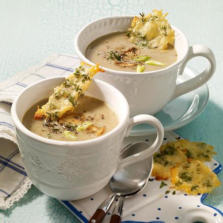 Pilzcremesuppe mit Thymian-Parmesan-Chips Rezept Pilzcremesuppe mit Thymian-Parmesan-Chips Rezept