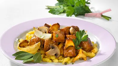 Pilzgulasch und Spätzle Rezept - Foto: LECKER @ Bauer Media Group
