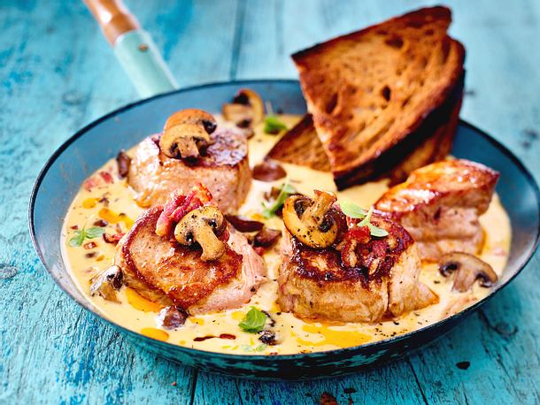 Pilzmedaillons mit Carbonara-Cremesößchen Rezept Pilzmedaillons mit Carbonara-Cremesößchen Rezept