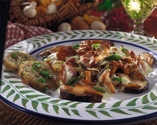 Pilzragout mit Serviettenknödel Rezept Pilzragout mit Serviettenknödel Rezept