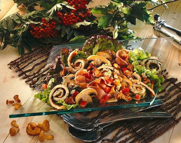 Pilzsalat mit Kräuterflädle Rezept Pilzsalat mit Kräuterflädle Rezept