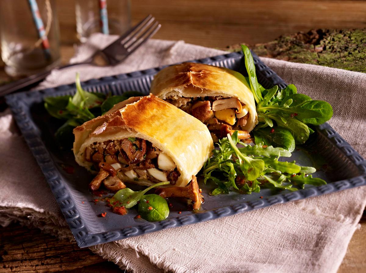 Pilzstrudel auf Salatbett Rezept