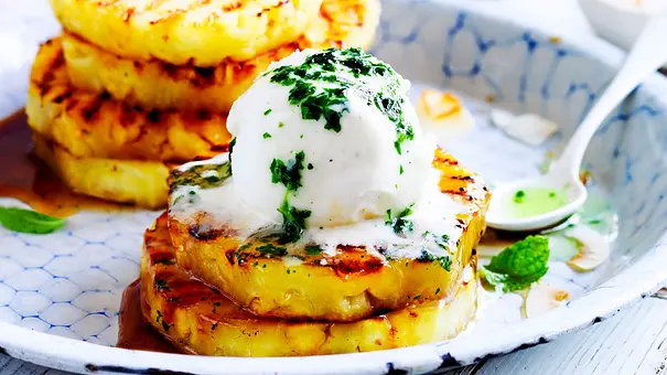 Pina Colada on fire: Gegrillte Ananasscheiben mit Kokoseis auf einem Teller serviert - Foto: LECKER @ Bauer Media Group Pina Colada on fire: Gegrillte Ananasscheiben mit Kokoseis auf einem Teller serviert - Foto: LECKER @ Bauer Media Group
