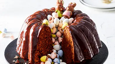 Piñata-Gugelhupf mit bunter Füllung Rezept - Foto: LECKER @ Bauer Media Group