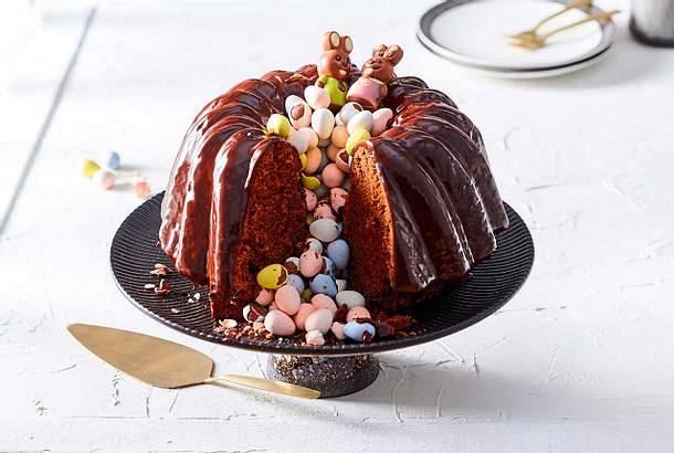 Piñata-Gugelhupf mit bunter Füllung Rezept
