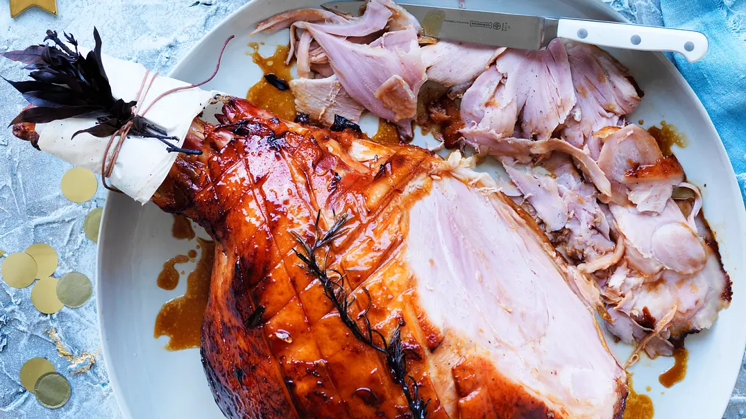 Pineapple-glazed Ham mit Rosmarin Rezept - Foto: LECKER @ Bauer Media Group