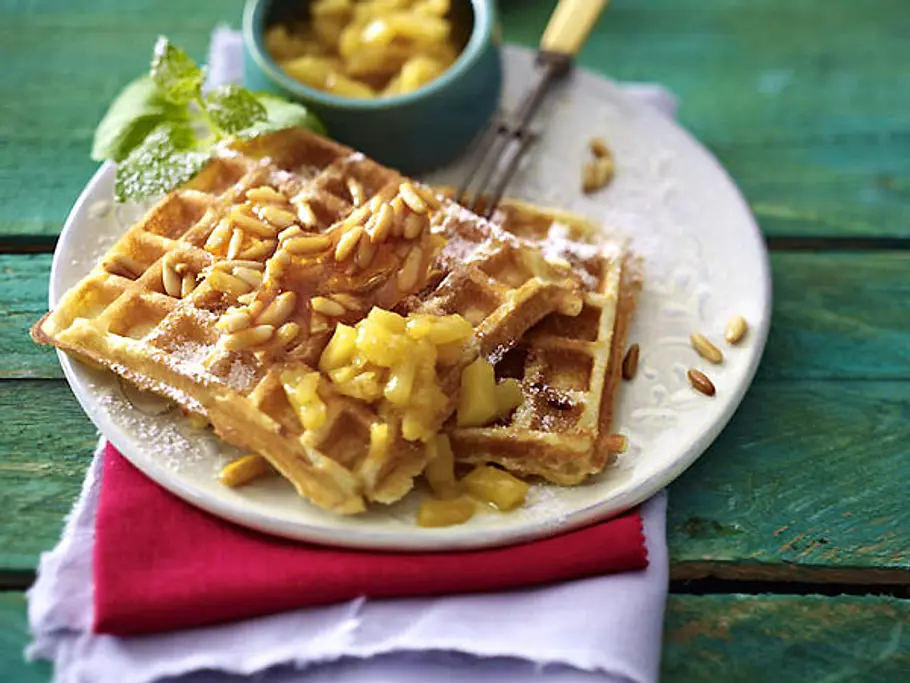 Pinienkern-Buttermilch-Waffeln mit karamellisierter Rum-Ananas Rezept Pinienkern-Buttermilch-Waffeln mit karamellisierter Rum-Ananas Rezept