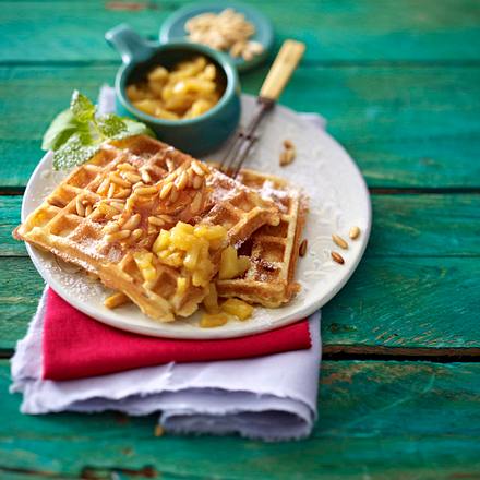 Pinienkern-Buttermilch-Waffeln mit karamellisierter Rum-Ananas Rezept Pinienkern-Buttermilch-Waffeln mit karamellisierter Rum-Ananas Rezept