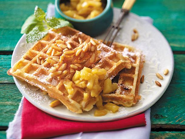 Pinienkernwaffeln mit Karamell-Ananas Rezept Pinienkernwaffeln mit Karamell-Ananas Rezept