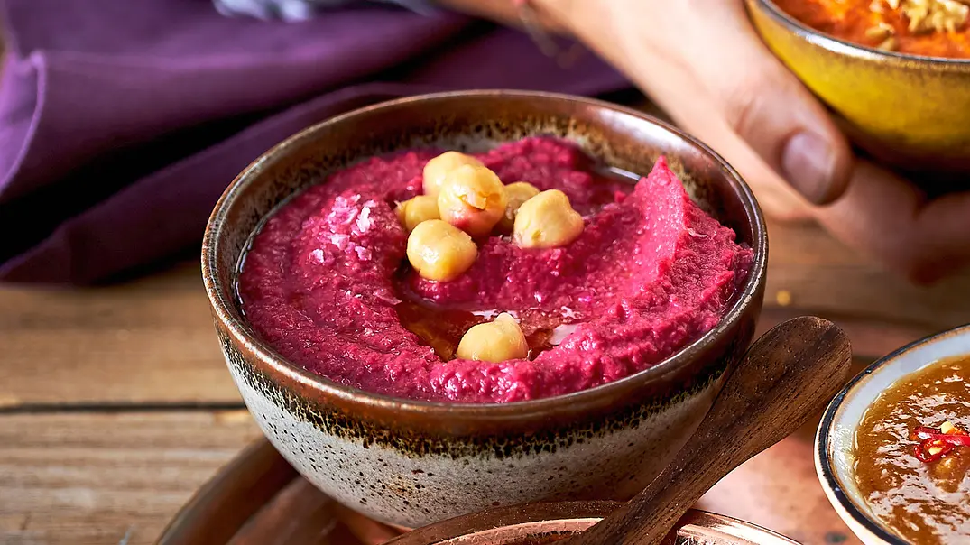 Pink Hummus (Rote-Bete-Kichererbsendip) Rezept - Foto: LECKER @ Bauer Media Group Pink Hummus (Rote-Bete-Kichererbsendip) Rezept - Foto: LECKER @ Bauer Media Group