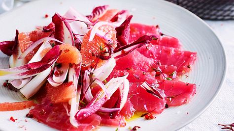 Pink Tuna Crudo mit rotem Chicorée und Grapefruit Rezept - Foto: Image Professionals