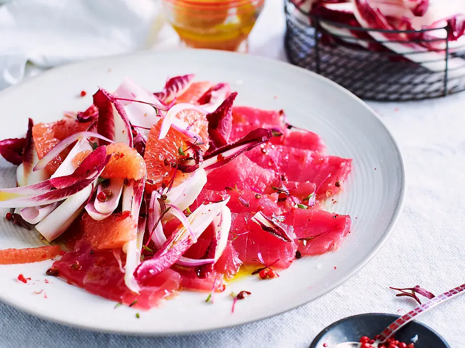 Pink Tuna Crudo mit rotem Chicorée und Grapefruit Rezept Pink Tuna Crudo mit rotem Chicorée und Grapefruit Rezept