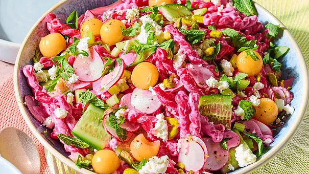 Bunter Nudelsalat mit pinken Nudeln, Gurken, Radieschen und Melonenkugeln in einer großen Salatschüssel. - Foto: LECKER @ Bauer Media Group Bunter Nudelsalat mit pinken Nudeln, Gurken, Radieschen und Melonenkugeln in einer großen Salatschüssel. - Foto: LECKER @ Bauer Media Group