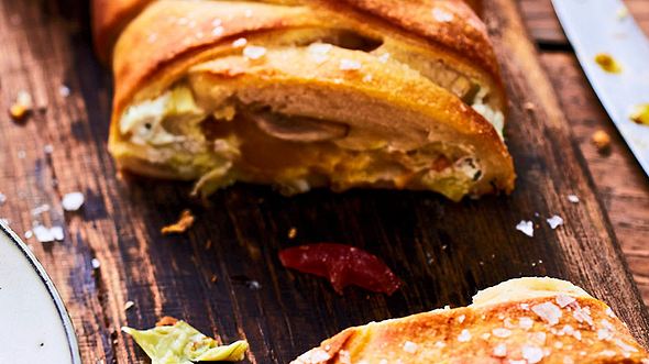 Pinsa-Calzone mit Artischocken,  Pilzen & Tomaten Rezept - Foto: House of Food / Bauer Food Experts KG