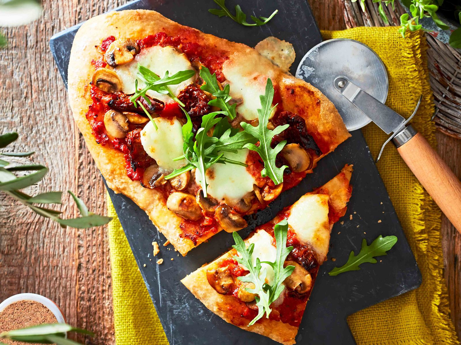 Pinsa mit Antipasti & Büffelmozzarella Rezept LECKER