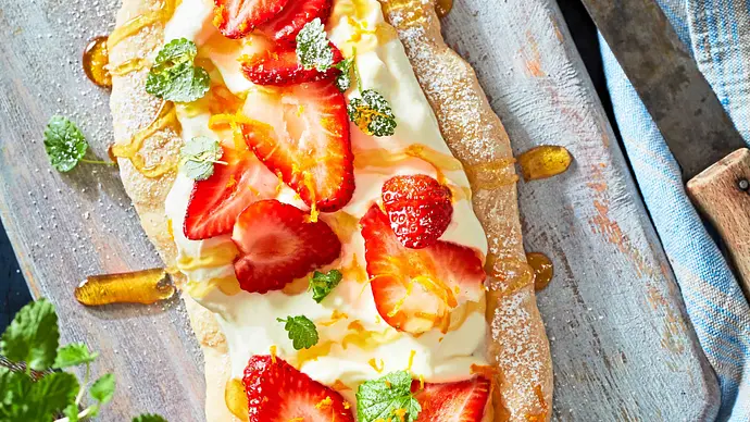 Pinsa mit Mascarpone & Erdbeeren Rezept - Foto: LECKER @ Bauer Media Group