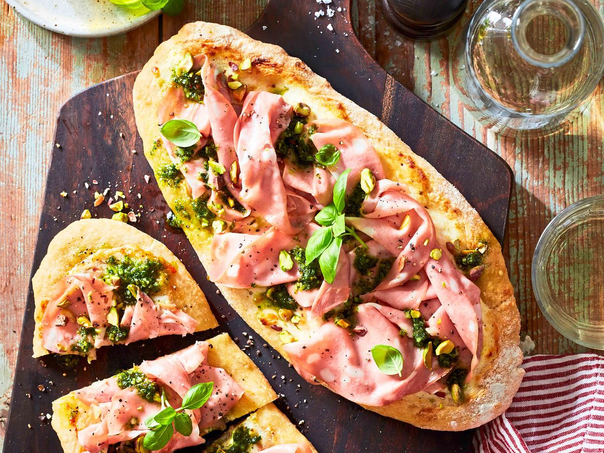 Pinsa mit Mortadella & Pistazienpesto Rezept