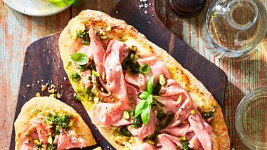 Pinsa mit Mortadella & Pistazienpesto Rezept - Foto: House of Food / Bauer Food Experts KG