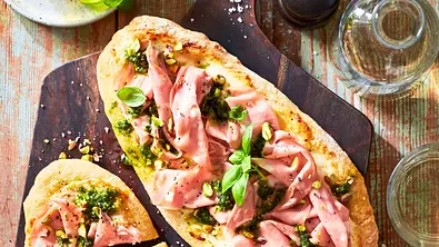 Pinsa mit Mortadella & Pistazienpesto Rezept - Foto: LECKER @ Bauer Media Group