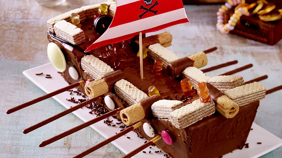 Piratenschiff-Kuchen Rezept - Foto: LECKER @ Bauer Media Group Piratenschiff-Kuchen Rezept - Foto: LECKER @ Bauer Media Group