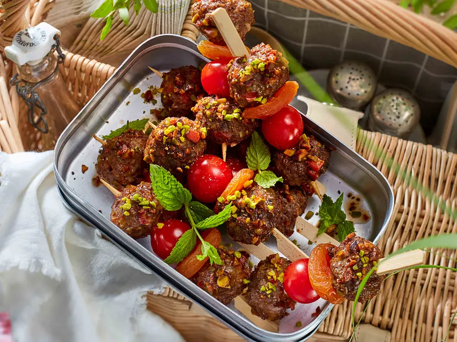 Pistazien-Buletten auf Aprikosen-Kirschtomaten-Spießchen Rezept
