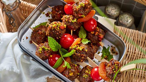 Pistazien-Buletten auf Aprikosen-Kirschtomaten-Spießchen - Foto: House of Food / Bauer Food Experts