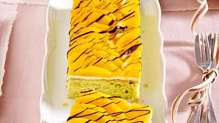 Pistazien-Mandel-Kuchen mit Mango Rezept - Foto: LECKER @ Bauer Media Group Pistazien-Mandel-Kuchen mit Mango Rezept - Foto: LECKER @ Bauer Media Group