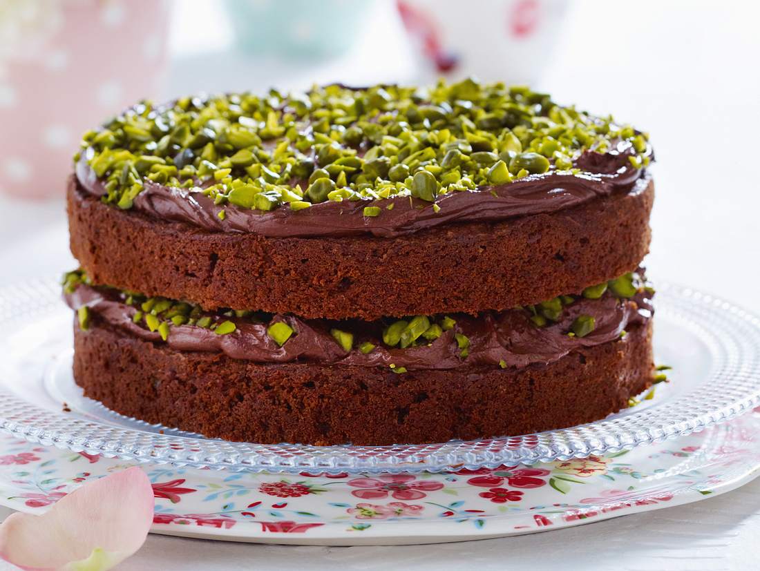 Pistazien-Schokoladenbuttercreme-Torte mit Zucchini Rezept | LECKER