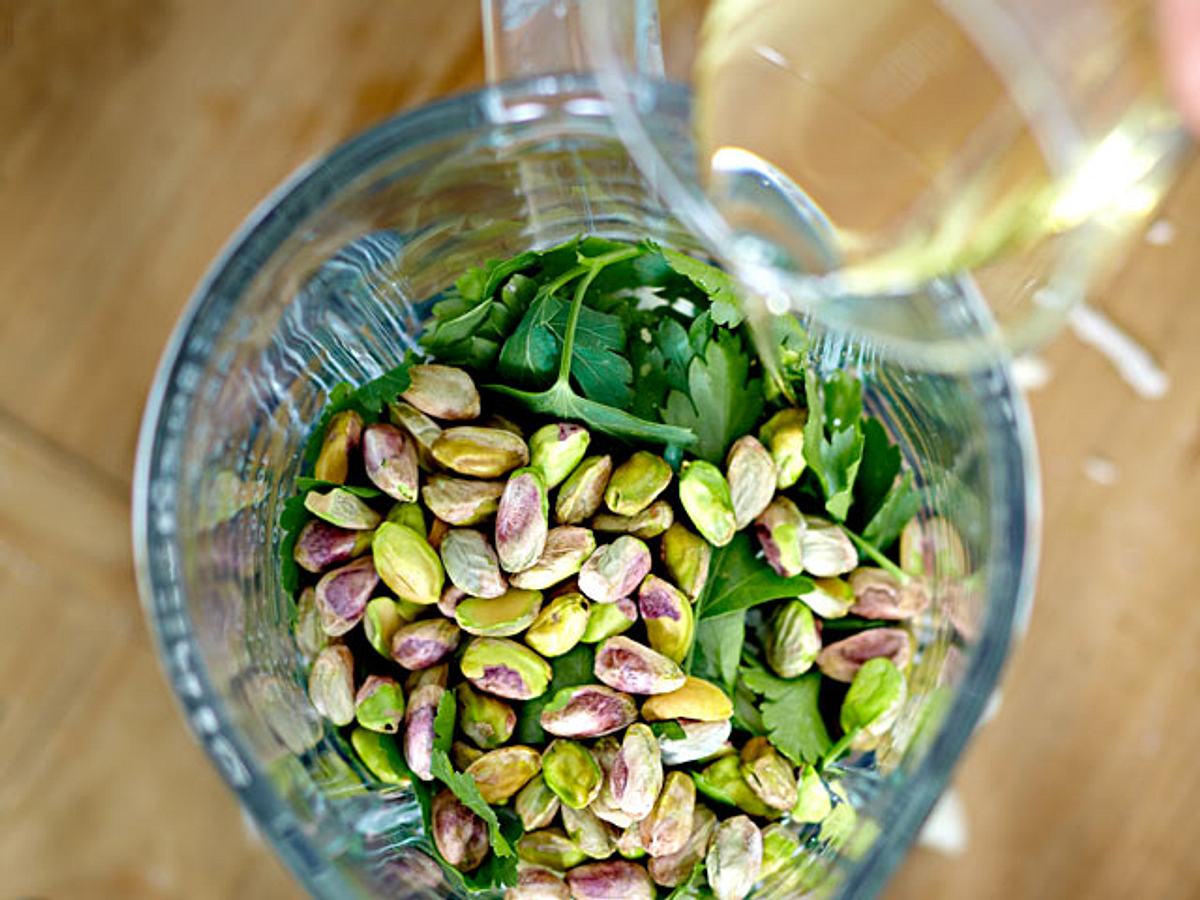 Pesto-Zutaten in einem Standmixer