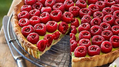 Pistazientarte mit Himbeeren - Foto: LECKER @ Bauer Media Group