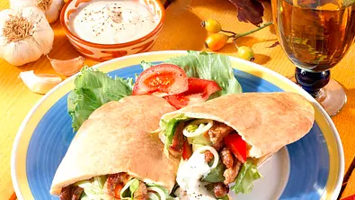 Pita-Taschen mit Gyros Rezept - Foto: LECKER @ Bauer Media Group