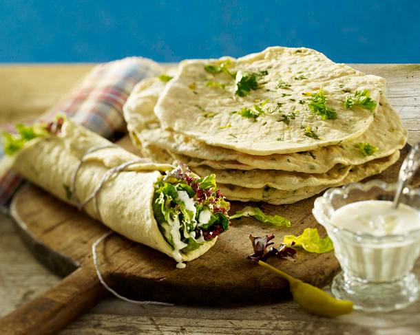 Pitabrote mit Koriander und Peperoni zu Blattsalat mit Joghurt-Knoblauchdessing Rezept Pitabrote mit Koriander und Peperoni zu Blattsalat mit Joghurt-Knoblauchdessing Rezept