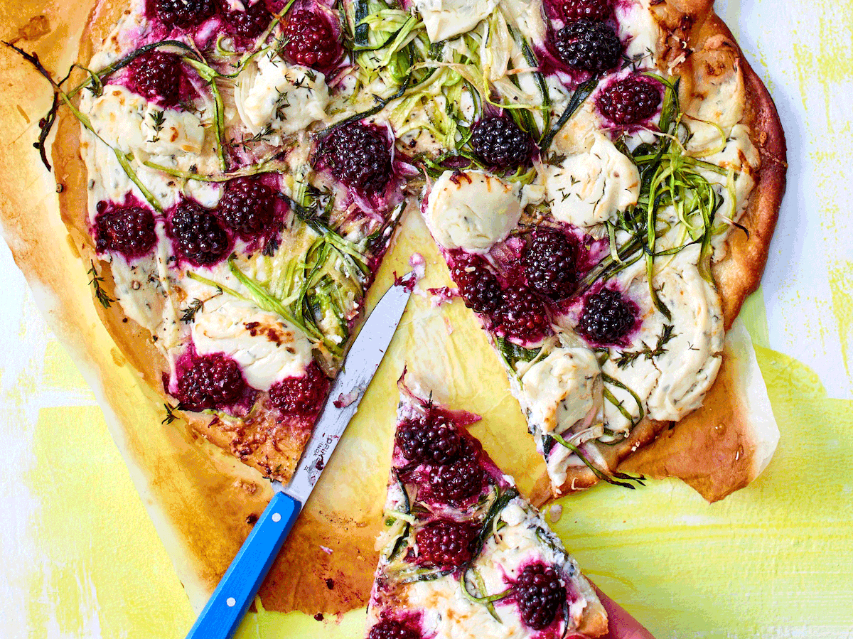 Pizza bianca mit Brombeeren und Zucchini Rezept