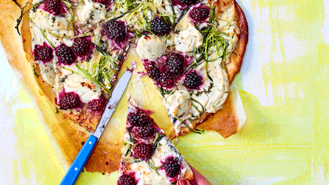 Pizza bianca mit Brombeeren und Zucchini Rezept - Foto: House of Food / Food Experts KG