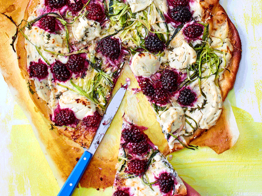 Pizza bianca mit Brombeeren und Zucchini Rezept Pizza bianca mit Brombeeren und Zucchini Rezept