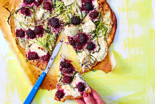 Pizza bianca mit Brombeeren und Zucchini Rezept