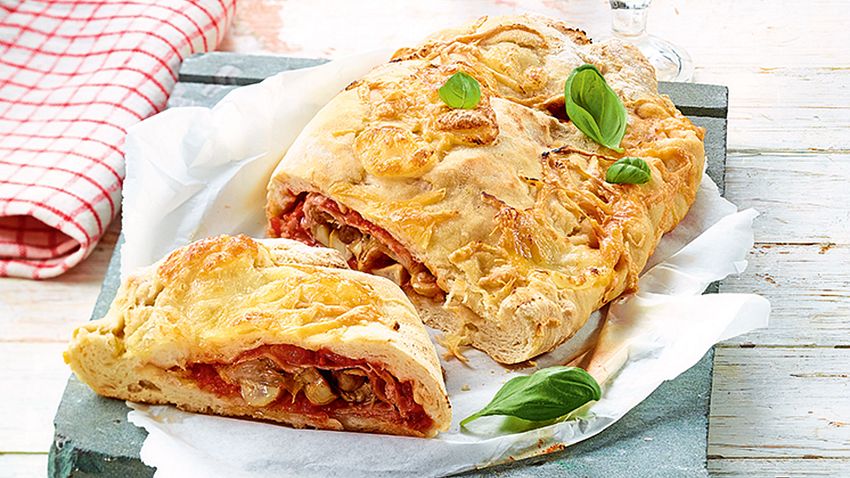 Pizza Calzone Rezept - Foto: House of Food / Bauer Food Experts KG